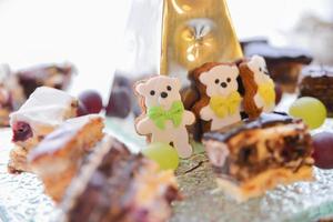 deliciosos dulces dispuestos en la mesa para la recepción de eventos foto