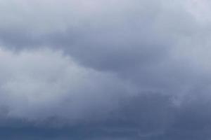 clima tormentoso y nubes oscuras foto