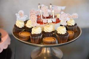 deliciosos dulces dispuestos en la mesa para la recepción de eventos foto