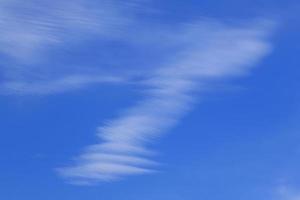 cielo azul claro y nubes blancas foto