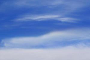 cielo azul claro y nubes blancas foto