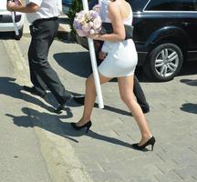 boda tradicional rumana. los invitados se reúnen en la calle antes de la ceremonia de boda foto