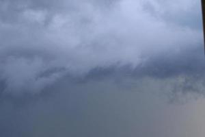 clima tormentoso y nubes oscuras foto