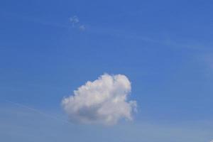 cielo azul claro y nubes blancas foto