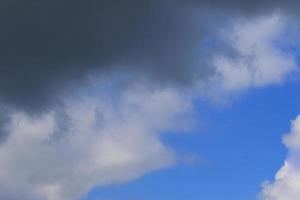 clima tormentoso y nubes oscuras foto