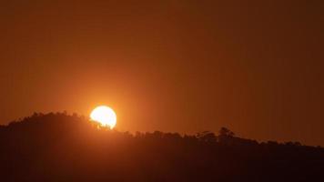 Zeitraffer der majestätischen Sonnenuntergangs- oder Sonnenaufgangslandschaft schöne Wolken- und Himmelsnaturlandschaftsszene. 4k-Aufnahmen.
