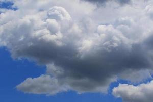 clima tormentoso y nubes oscuras foto