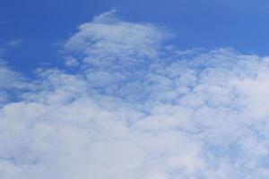 cielo azul claro y nubes blancas foto