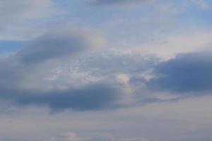 clima tormentoso y nubes oscuras foto