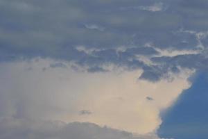 clima tormentoso y nubes oscuras foto