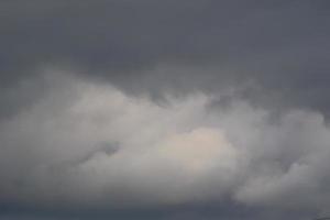 clima tormentoso y nubes oscuras foto