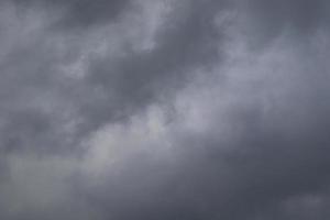 clima tormentoso y nubes oscuras foto