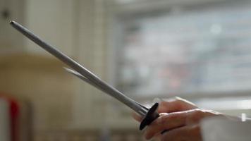 Frau schärft Messer mit einem Honwerkzeug video
