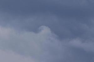 clima tormentoso y nubes oscuras foto