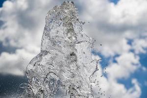 fuente que salpica textura de agua en el cielo foto