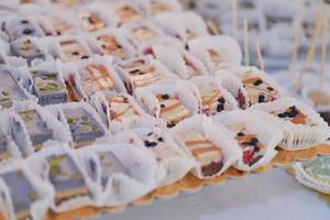 sabrosos dulces veganos dispuestos en la mesa para la recepción de bodas foto