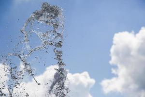 salpicaduras de agua en el cielo foto