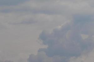 clima tormentoso y nubes oscuras foto