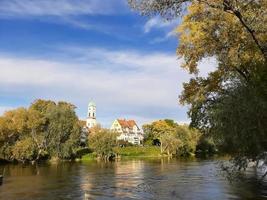 paisaje primaveral cerca del río Danubio en la ciudad de Ratisbona, Alemania foto