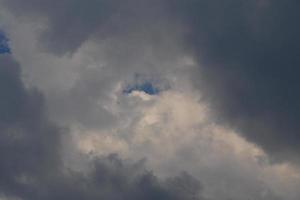 clima tormentoso y nubes oscuras foto