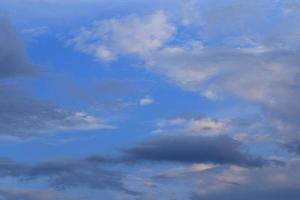 clima tormentoso y nubes oscuras foto