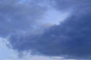 clima tormentoso y nubes oscuras foto