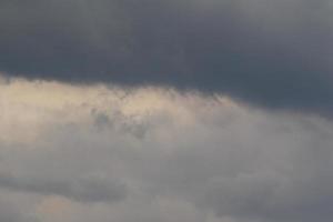 clima tormentoso y nubes oscuras foto