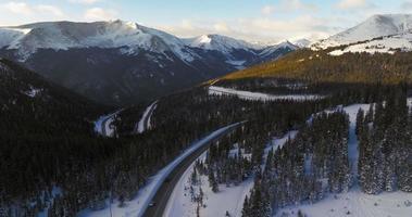 routes sinueuses dans les montagnes rocheuses video