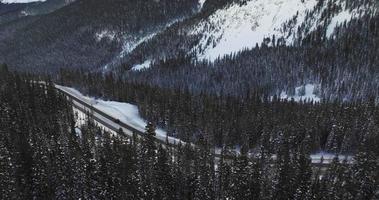 avvolgimento strade nel il roccioso montagne video