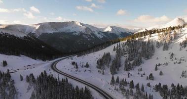 routes sinueuses dans les montagnes rocheuses video