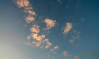 hermoso cielo azul y fondo abstracto de nubes blancas. fondo de nubes. cielo azul y nubes blancas con luz solar matutina. hermoso cielo azul. día mundial del ozono. capa de ozono. cielo de amanecer de verano. foto