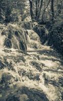 parque nacional de los lagos de plitvice paisaje cascada fluye sobre piedras croatia. foto