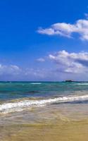 playa caribeña tropical agua clara turquesa playa del carmen méxico. foto