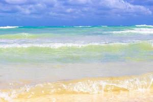 playa caribeña tropical agua clara turquesa playa del carmen méxico. foto