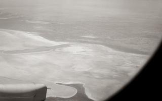 vista desde la ventana del avión a gran altura, turbinas sobre áfrica. foto