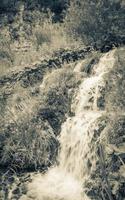 parque nacional de los lagos de plitvice paisaje cascada fluye sobre piedras croatia. foto