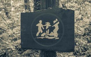 señales de prohibición en el bosque parque nacional de los lagos de plitvice croacia. foto