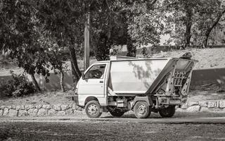 pequeño camión de basura en novi vinodolski croacia. foto