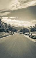 novi vinodolski paisaje urbano carretera y vistas a las montañas en la hermosa croacia. foto