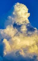 Formación de nubes explosivas cúmulos en el cielo de México. foto