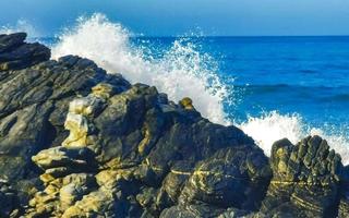 hermosas rocas acantilados olas surfistas en la playa puerto escondido mexico. foto