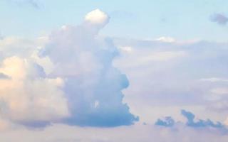 Formación de nubes explosivas cúmulos en el cielo de México. foto