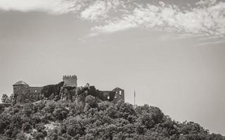 castillo castillo en una colina en la hermosa croacia. foto