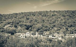 hilera de casas en el panorama de la naturaleza en la hermosa croacia. foto