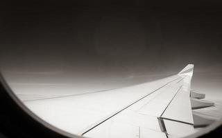 vista desde la ventana de un avión a gran altura. foto