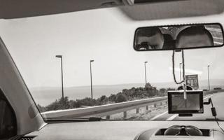conduciendo por la carretera de croacia vista interior del coche. foto