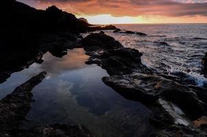 puesta de sol sobre el mar foto