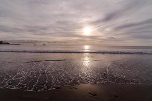 puesta de sol sobre el mar foto