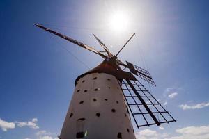 molino de viento tradicional bajo un cielo azul claro foto