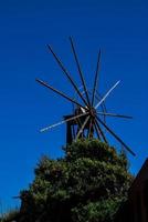 molino de viento tradicional bajo un cielo azul claro foto